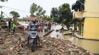 Banjir hampir menenggelamkan 2 desa di Kecamatan Pebayuran, Bekasi. Hingga Senin (22/2), dampak dari luapan air Sungai Citarum yang tanggulnya jebol kini meluas ke 9 desa lainnya. ANTARA FOTO/Hafidz Mubarak A  