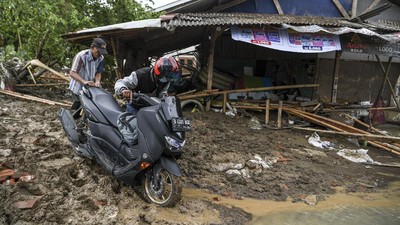 Tanggul Citarum Jebol Rusak Ratusan Rumah Warga