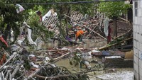 Bupati Bekasi Eka Supria Atmaja mengatakan perbaikan tanggul Sungai Citarum yang jebol belum memungkinkan untuk dilakukan saat ini. Sebab, debit air Sungai Citarum saat ini masih tinggi. ANTARA FOTO/Hafidz Mubarak A  