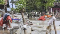 Tanggul di Sungai Citarum jebol pada Sabtu (20/2) lalu menyebabkan terjangan air yang menghanyutkan dan merusak rumah warga di Kecamatan Pebayuran, Kabupaten Bekasi. ANTARA FOTO/Hafidz Mubarak A  
