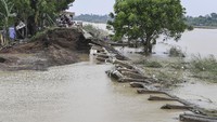 Suasana tanggul Sungai Citarum yang jebol di Desa Sumber Urip, Pebayuran, Kabupaten Bekasi, Jawa Barat, Selasa (23/2/2021). ANTARA FOTO/Hafidz Mubarak A  