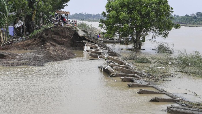 DAMPAK JEBOLNYA TANGGUL SUNGAI CITARUM Warga mencari barang-barang yang masih bisa diselamatkan di area rumahnya yang hancur akibat tergerus arus setelah jebolnya tanggul Sungai Citarum di Desa Sumber Urip, Pebayuran, Kabupaten Bekasi, Jawa Barat, Selasa (23/2/2021). Sejumlah rumah di daerah itu mengalami kerusakan ringan hingga hancur akibat diterjang arus yang disebabkan jebolnya tanggul Sungai Citarum pada Minggu (21/2) dini hari. ANTARA FOTO/Hafidz Mubarak A/aww.
