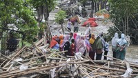 Gubernur Jawa Barat Ridwan Kamil meninjau Tanggul Sungai Citarum di Kecamatan Pebayuran, Kabupaten Bekasi, yang jebol. Ridwan Kamil menyampaikan untuk penanganan jangka pendek akan disiapkan geobag untuk menutup tanggul. ANTARA FOTO/Hafidz Mubarak A RA FOTO/Hafidz Mubarak A
