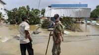 Dahsyatnya terjangan air menghanyutkan rumah di sekitar tanggul. Kerusakan parah juga dialami sejumlah rumah. ANTARA FOTO/Hafidz Mubarak A  