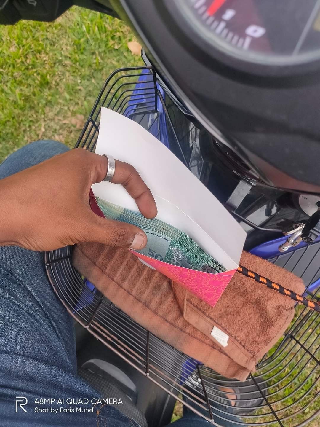 Dapat Uang Tip Jutaan Rupiah, Pengantar Makanan Ini Sampai Oleng dari Motor
