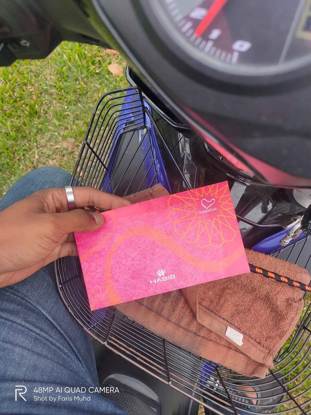 Dapat Uang Tip Jutaan Rupiah, Pengantar Makanan Ini Sampai Oleng dari Motor