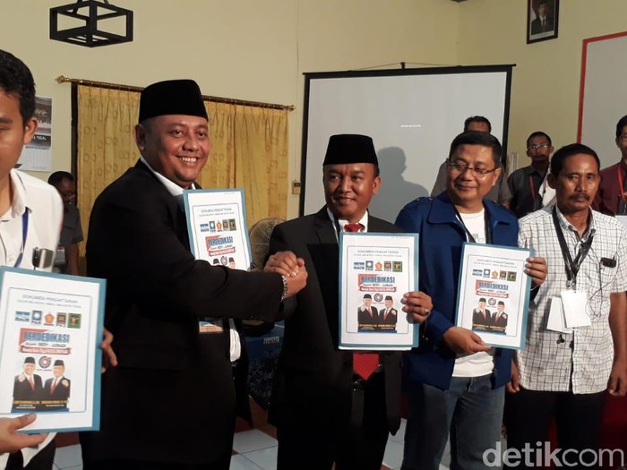 Dedy Yon Supriyono-M Jumadi saat mendaftar sebagai calon Wali Kota dan Wakil Wali Kota Tegal di Pilkada 2018.