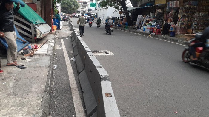 Dishub DKI memasang Mobile Concert Beton (MCB) di Jl Asemka agar PKL tidak masuk ke Jalan.