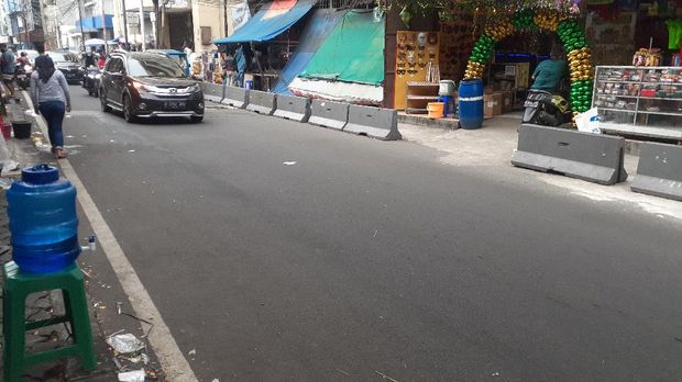 Dishub DKI memasang Mobile Concert Beton (MCB) di Jl Asemka agar PKL tidak masuk ke Jalan.