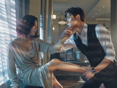Deretan drama Korea ini mencetak rekor di stasiun televisi kabel Korea. Dengan pilihan genre romantis, komedi, hingga thriller, kamu tak perlu menunggu-nunggu penayangan episode terbarunya. The World of the Married.