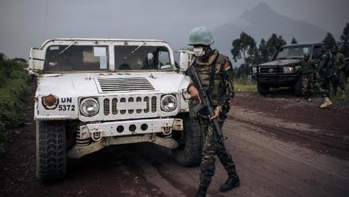 UN and Congo Armed Forces soldiers retrieve bodies on the edge of the Virunga National Park near the village of Kibumba, some 25km from Goma, where Italys ambassador to the Democratic Republic of Congo, his bodyguard and driver, were killed earlier when their car came under gunfire while he was on a field trip on February 22, 2021. (Photo by ALEXIS HUGUET / AFP)