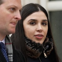 Dikatakan jika El Chapo selalu berusaha mencari dan melambai pada sang istri meski tidak diperbolehkan berbicara. Cukup menarik melihat apa yang terjadi dalam kasus ini. Ini seperti opera sabun, kata jurnalis Miguel Angel Vega yang meliput persidangan. Foto: AFP/KENA BETANCUR