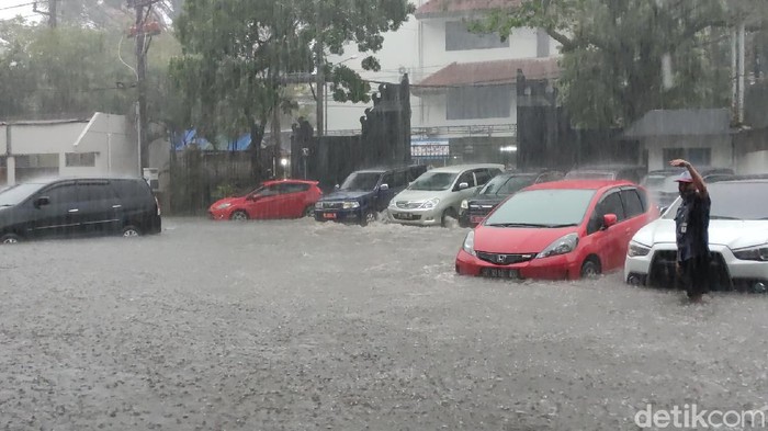 Kompleks kantor Gubernur Jawa Tengah (Jateng) di Kota Semarang kebanjiran sore ini. Sejumlah motor dan mobil tak luput terendam banjir.