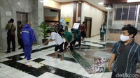 Pantauan detikcom, hujan lebat mengguyur pusat Kota Semarang sejak sekitar pukul 16.00 WIB, Selasa (23/2). Genangan air tampak di Gedung B kantor Pemerintahan Provinsi Jawa Tengah itu. Air dengan cepat masuk ke dalam hingga setinggi sekitar mata kaki, sedangkan di halaman belakang bervariasi mulai dari betis hingga lutut.