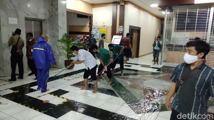 Foto-foto Kompleks Kantor Gubernur Jateng Terendam Banjir Kompleks kantor Gubernur Jawa Tengah (Jateng) di Kota Semarang kebanjiran sore ini. Sejumlah motor dan mobil tak luput terendam banjir.