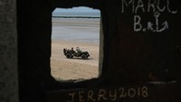 Jeep Willys era perang dunia II terlihat dari bekas bunker Jerman di sepanjang Pantai Utah di Normandy, Prancis. Getty Images/Sean Gallup  