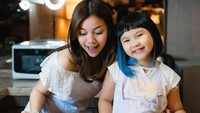 Sebelumnya, Frislly Herlind dikenal sebagai YouTuber yang hobi nongkrong di kafe kekinian. Ia juga eksis dengan berpose ootd di kafe dan diunggah di Instagram. Foto: Instagram @frisllyherlind