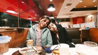 Selain itu, ada banyak momen kulinernya bersama teman-teman. Salah satu momennya dapat terlihat pada foto ini. Foto: Instagram @frisllyherlind