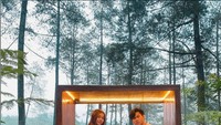 Bersama dengan sang adik, Frislly Herlind mengunjungi kafe unik yang menawarkan pemandangan indah. Kafenya unik karena dikelilingi pepohonan tinggi. Foto: Instagram @frisllyherlind