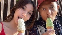 Nah, kalau yang satu ini adalah momen makan es krim Frislly Herlind. Lelaki di sebelahnya adalah rekan kerja yang sudah dianggap sebagai kakak sendiri. Foto: Instagram @frisllyherlind