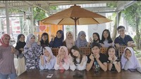 Frislly Herlind juga dikenal rendah hati. Ia sering mengajak para penggemarnya untuk bertemu dan makan bersama. Foto: Instagram @frisllyherlind