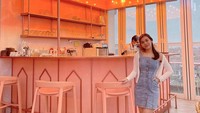 Kedekatan antara Frislly Herlind dan Jordi Onsu sebagai rekan kerja agaknya berujung pada rasa saling suka. Foto: Instagram @frisllyherlind