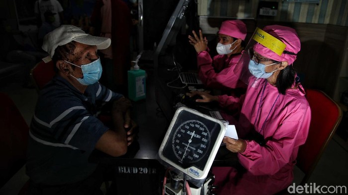 Sejumlah lansia di Puskesmas Kecamatan Cilincing, Jakarta Utara, tampak antusias mengikuti vaksin COVID-19.