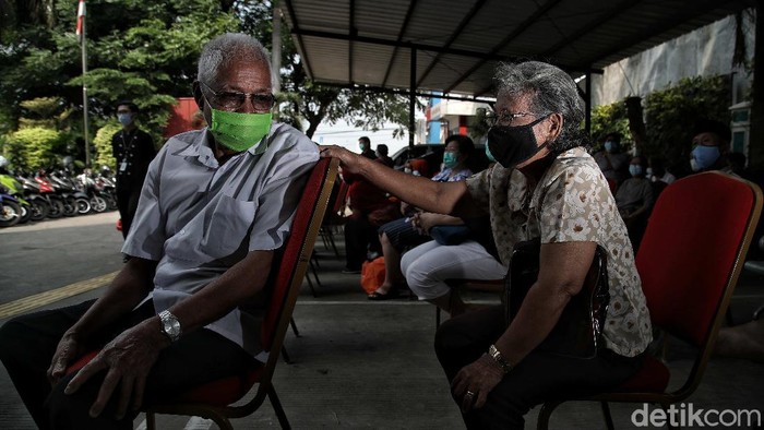 Giliran Oma Opa di Jakut Ikuti Vaksin COVID-19 Sejumlah lansia di Puskesmas Kecamatan Cilincing, Jakarta Utara, tampak antusias mengikuti vaksin COVID-19.