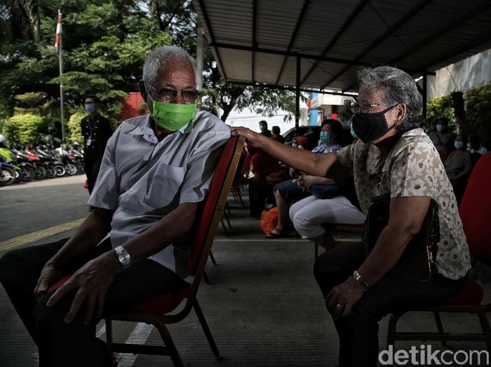Sejumlah lansia di Puskesmas Kecamatan Cilincing, Jakarta Utara, tampak antusias mengikuti vaksin COVID-19.