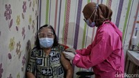 Sementara itu, vaksinator yang bertugas di wilayah Kecamatan Cilincing, Iis Siti Nurmala Ela menuturkan, lansia yang ingin divaksin harus dalam keadaan sehat. 