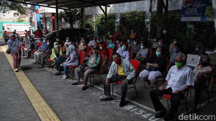 Sejumlah lansia di Puskesmas Kecamatan Cilincing, Jakarta Utara, tampak antusias mengikuti vaksin COVID-19.