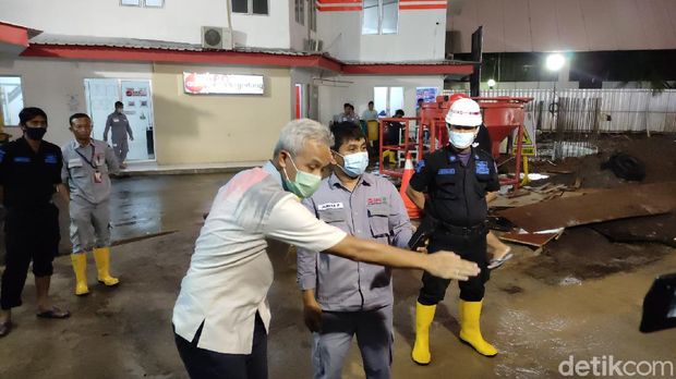 Central Java Governor Ganjar Pranowo searched his office, which was flooded this Tuesday afternoon (2/23/2021).