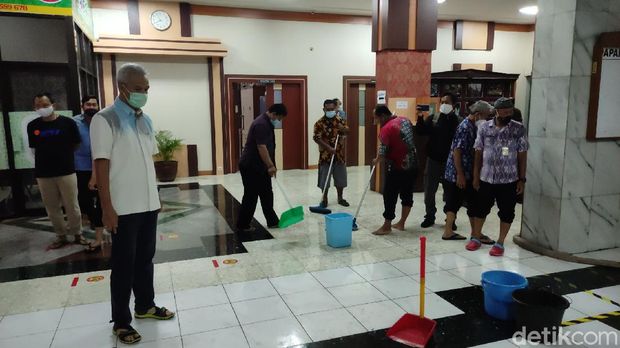 Central Java (Central Java) Governor Ganjar Pranowo checks his office, which was flooded, on Tuesday (2/23/2021).