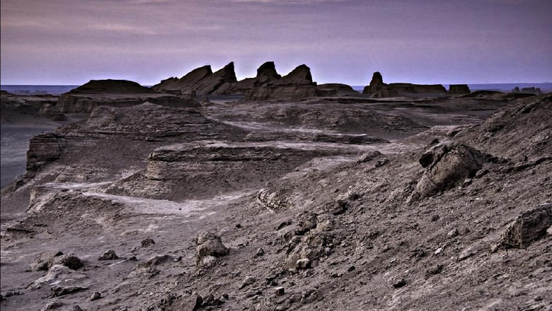 Gurun Dasht-e Lut, Salah Satu Tempat Terpanas di Bumi Salah satu tempat terpanas di bumi dimiliki oleh Gurun Dasht-e Lut. Panasnya mencapai lebih dari 70 derajat Celcius!