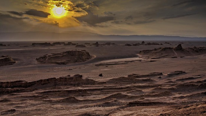 Gurun Dasht-e Lut, Salah Satu Tempat Terpanas di Bumi Salah satu tempat terpanas di bumi dimiliki oleh Gurun Dasht-e Lut. Panasnya mencapai lebih dari 70 derajat Celcius!
