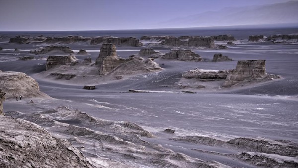 Faktor penentu suhu ekstremnya adalah kerikil hitam gurun karena menyerap lebih banyak energi sinar matahari. (iStock) Faktor penentu suhu ekstremnya adalah kerikil hitam gurun karena menyerap lebih banyak energi sinar matahari. (iStock)