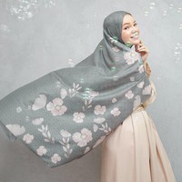 Dewi Sandra Killick lewat akun Instagram @doa.indonesia menjual hijab segi empat cantik. Hijab segi empat tersebut dengan finishing laser cut, ukuran 118x118cm, terdapat charm pin logo DOA dan kemasa exclusive hardbox. Foto: Instagram @doa.indonesia.