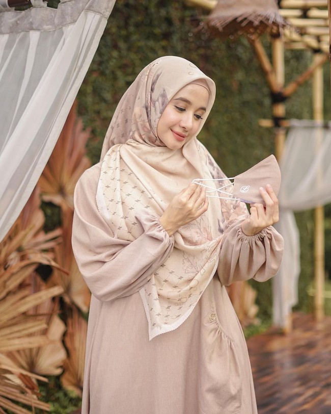 Laudya Cynthia Bella juga mengikuti jejak rekan selebriti lainnya dengan membuat brand L by Laudya Cynthia Bella. Ia menjual hijab segi empat syari dengan pilihan motif serba pastel dengan ukuran 115x115cm. Kamu bisa membeli hijab dari Bella dengan harga Rp 375 ribu. Foto: Instagram @lbylcb.