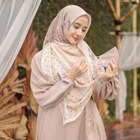 Laudya Cynthia Bella juga mengikuti jejak rekan selebriti lainnya dengan membuat brand L by Laudya Cynthia Bella. Ia menjual hijab segi empat syari dengan pilihan motif serba pastel dengan ukuran 115x115cm. Kamu bisa membeli hijab dari Bella dengan harga Rp 375 ribu. Foto: Instagram @lbylcb.
