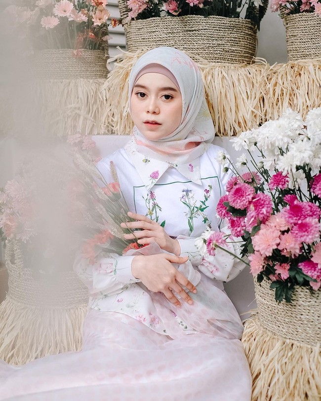 Selebriti lainya yang menjual hijab adalah Lesti Andryani atau yang lebih akrab sebagai Lesty Kejora. Ia menjual hijab segi empat print dengan harga Rp 135 ribu, bahan ultima voal dan ukuran 110x110cm. Foto: Instagram @lestykejora