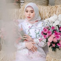 Selebriti lainya yang menjual hijab adalah Lesti Andryani atau yang lebih akrab sebagai Lesty Kejora. Ia menjual hijab segi empat print dengan harga Rp 135 ribu, bahan ultima voal dan ukuran 110x110cm. Foto: Instagram @lestykejora