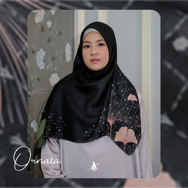 Selebriti yang menjual hijab lainnya adalah Natasha Rizki. Istri Desta membuat brand Alurcerita. Hijab yang dirilisnya  berukuran 120 x 120 cm dengan detail lasercut, bahan flex voal bertekstur embossed dan kemasan exclusive leather pouch. Hijabnya dijual dengan harga Rp 199 ribu. Foto: Instagram @alurcerita.
