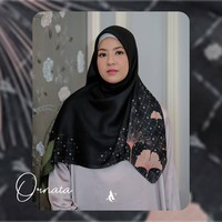 Selebriti yang menjual hijab lainnya adalah Natasha Rizki. Istri Desta membuat brand Alurcerita. Hijab yang dirilisnya  berukuran 120 x 120 cm dengan detail lasercut, bahan flex voal bertekstur embossed dan kemasan exclusive leather pouch. Hijabnya dijual dengan harga Rp 199 ribu. Foto: Instagram @alurcerita.
