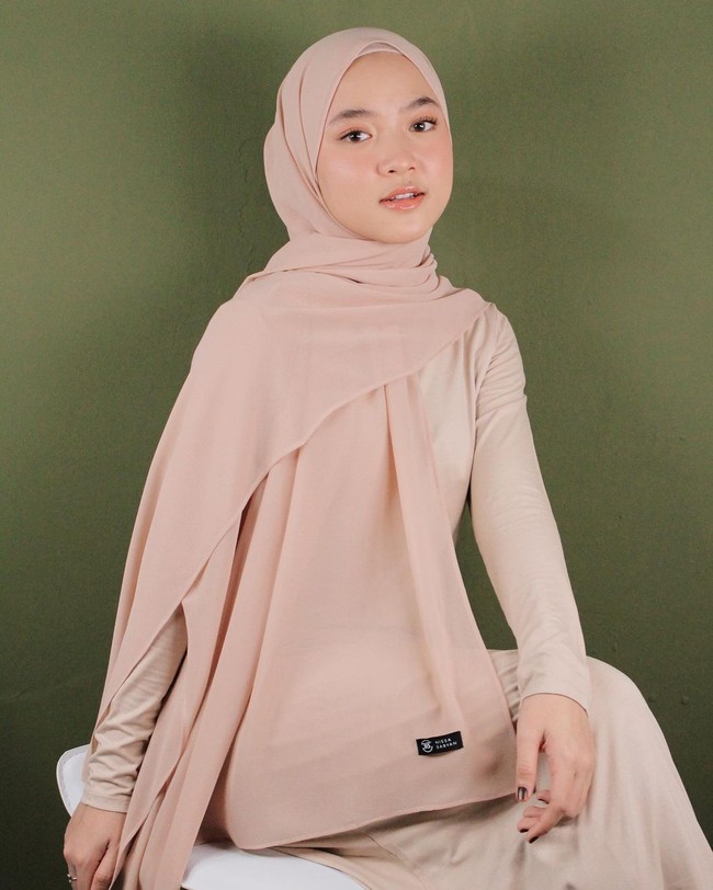 Khoirunnisa atau lebih dikenal dengan Nissa Sabyan menjual hijab dengan merek Ns.nissastore. Nissa menjual hijab segi empat dan pashmina dengan berbagai pilihan warna. Hijab pashmina yang ia kenakan ini dijual dengan harga Rp 95 ribu dengan ukuran 190x70cm. Foto: Instagram @nissa_sabyan.