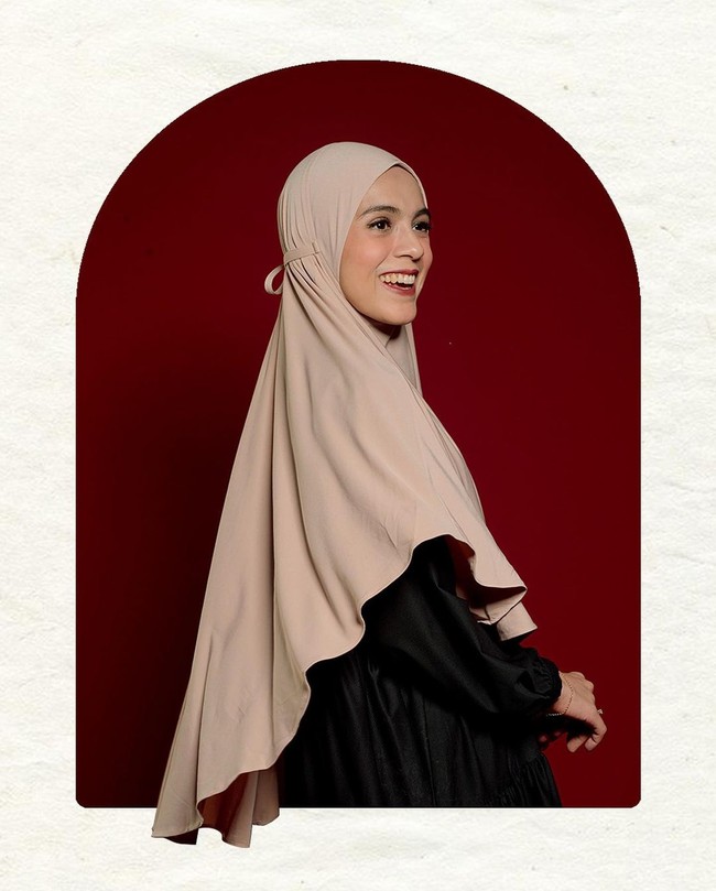 Rizna Nyctagina atau akrab disapa Nycta Gina juga menjual berbagai pilihan hijab. Pada foto ini istri Rizky Kinos itu mengenakan hijab bergo bahan Korean Jersey. Harganya Rp 132.500 dengan enam pilihan warga. Foto: Instagram @trinycta.