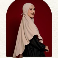 Rizna Nyctagina atau akrab disapa Nycta Gina juga menjual berbagai pilihan hijab. Pada foto ini istri Rizky Kinos itu mengenakan hijab bergo bahan Korean Jersey. Harganya Rp 132.500 dengan enam pilihan warga. Foto: Instagram @trinycta.