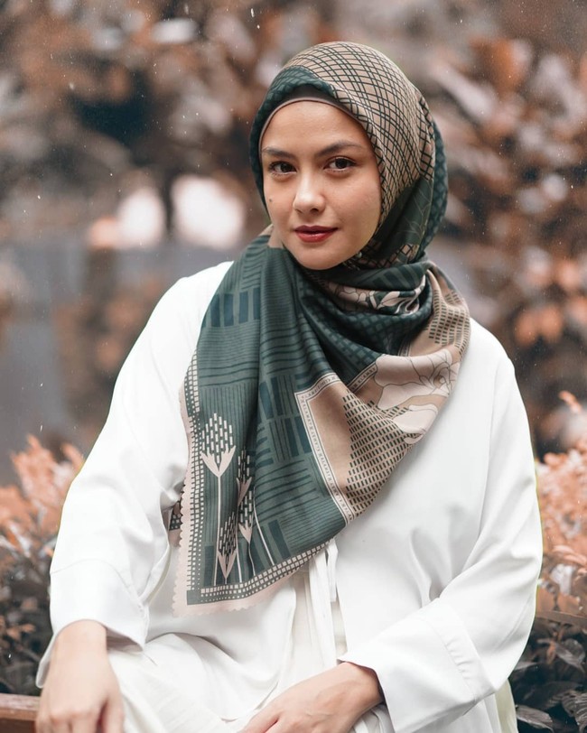 Revalina Trinovianti atau biasa dipanggil Revalina S. Temat mengunggah foto mengenakan brand hijabnya @revalinastory. Bintang sinetron Bawang Merah Bawang Putih itu mengeluarkan koleksi hijab perdananya yang bertajuk World Mosque Series. Hijab dengan motif delapan masjid di dunia itu dibanderol dengan harga Rp 235.000. Foto: Instagram @vatemat.