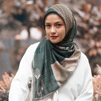 Revalina Trinovianti atau biasa dipanggil Revalina S. Temat mengunggah foto mengenakan brand hijabnya @revalinastory. Bintang sinetron Bawang Merah Bawang Putih itu mengeluarkan koleksi hijab perdananya yang bertajuk World Mosque Series. Hijab dengan motif delapan masjid di dunia itu dibanderol dengan harga Rp 235.000. Foto: Instagram @vatemat.