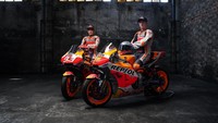 Sementara soal mesin, motor tunggangan Marquez dan Pol Espargaro ini masih mengadopsi konfigurasi mesin V4 berkapasitas 1.000 cc. Tenaga maksimalnya bisa mencapai 240 daya kuda.  Foto: Dok. HRC