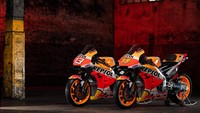 Secara tampilan sih dari tahun ke tahun tak ada perubahan yang signifikan pada motor Honda RC213V ini. Seperti tahun-tahun sebelumnya, Honda RC213V tunggangan Marquez dan Pol ini mengadopsi livery kombinasi oranye dan putih. Ini menjadi ciri khas motor balap tim Repsol Honda. Foto: Dok. HRC